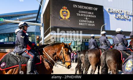 Edmonton, Kanada. 27. März 2023. Calgary Mounted Police Unit zollt gefallenen Edmonton Police Officers Respekt. Die Offiziere Travis Jordan und Brett Ryan wurden erschossen, als sie auf einen häuslichen Streit in Edmonton reagierten. Der 16-jährige Verdächtige starb an selbst zugefügten Schusswunden. (Foto: Ron Palmer/SOPA Images/Sipa USA) Guthaben: SIPA USA/Alamy Live News Stockfoto