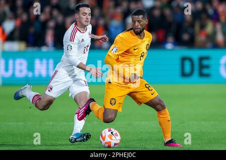 27-03-2023: Sport: Nederland gegen Gibraltar ROTTERDAM, NIEDERLANDE - MÄRZ 27: Julian Valarino (Gibraltar) und Georginio Wijnaldum (Niederlande) während Stockfoto