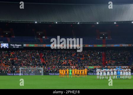 27-03-2023: Sport: Nederland gegen Gibraltar ROTTERDAM, NIEDERLANDE - MÄRZ 27: Auswahl der Niederlande mit einer Schweigeminute für Thijs Slegers dur Stockfoto