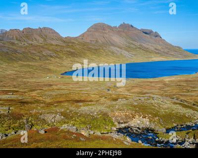 Landschaft entlang des Strandavegur bei Veidileysufjoerdur. Der