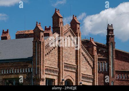 Ein altes Industriebaudach mit Ornamenten und dekorativen Motiven, alles aus rotem Ziegel Stockfoto