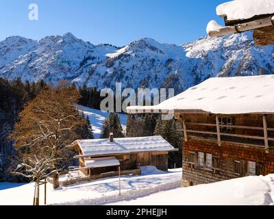 Dorf Gerstruben eine denkmalgeschützte Sammlung alter Bauernhäuser aus den 15 Jahren. Und 16. Jahrhundert. Die Allgaeu-Alpen in der Nähe von Oberstdorf d Stockfoto