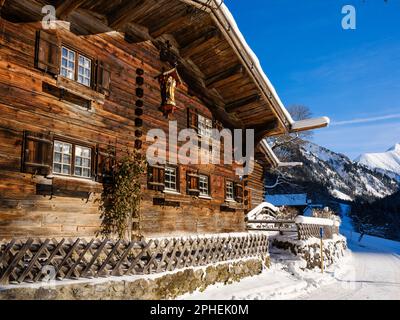 Dorf Gerstruben eine denkmalgeschützte Sammlung alter Bauernhäuser aus den 15 Jahren. Und 16. Jahrhundert. Die Allgaeu-Alpen in der Nähe von Oberstdorf d Stockfoto