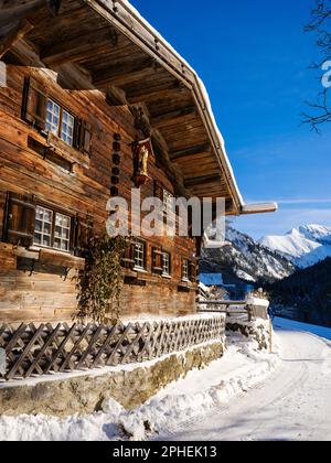 Dorf Gerstruben eine denkmalgeschützte Sammlung alter Bauernhäuser aus den 15 Jahren. Und 16. Jahrhundert. Die Allgaeu-Alpen in der Nähe von Oberstdorf d Stockfoto