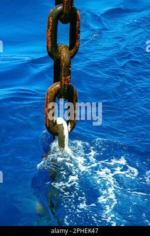 Stahlkette im Meerwasser. Stockfoto