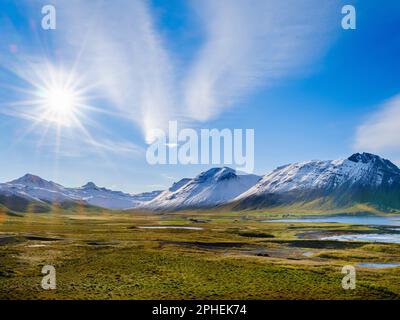 Das Dorf Arnes. Landschaft im Arneshreppur an der Bucht Trekyllisvik ...