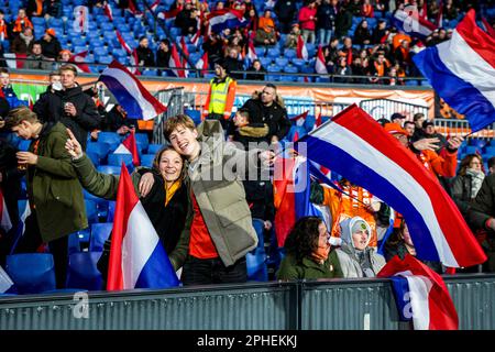 Rotterdam - Fans der Niederlande beim Spiel zwischen den Niederlanden und Gibraltar am 27. März 2023 im Stadion Feijenoord De Kuip in Rotterdam, Niederlande. (Box zu Box Pictures/Tobias Kleuver) Stockfoto