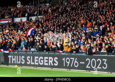 Rotterdam - eine Schweigeminute für Thijs Slegers während des Spiels zwischen den Niederlanden und Gibraltar am 27. März 2023 im Stadion Feijenoord De Kuip in Rotterdam, Niederlande. (Box zu Box Pictures/Tobias Kleuver) Stockfoto