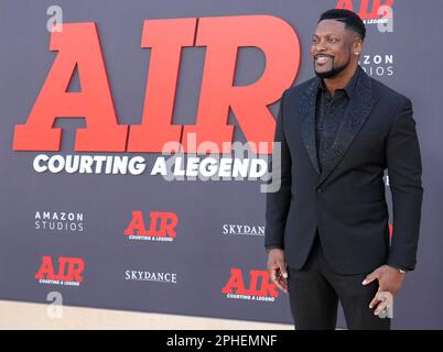 Los Angeles, USA. 27. März 2023. Chris Tucker trifft am Montag, den 27. März 2023, im Regency Village Theater in Westwood, Kalifornien, bei DER AIR World Premiere der Amazon Studios ein. (Foto: Sthanlee B. Mirador/Sipa USA) Guthaben: SIPA USA/Alamy Live News Stockfoto