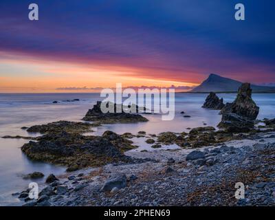 Küstenlandschaft im Arneshreppur an der Bucht Trekyllisvik. Der Strandir in den Westfjorden (Vestfirdir) in Island im Herbst. Europa, Nordeuropa Stockfoto