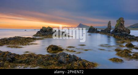 Küstenlandschaft im Arneshreppur an der Bucht Trekyllisvik. Der Strandir in den Westfjorden (Vestfirdir) in Island im Herbst. Europa, Nordeuropa Stockfoto