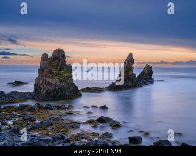 Küstenlandschaft im Arneshreppur an der Bucht Trekyllisvik. Der Strandir in den Westfjorden (Vestfirdir) in Island im Herbst. Europa, Nordeuropa Stockfoto