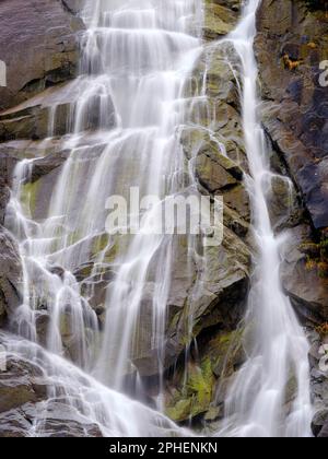 Nardis-Wasserfall (Cascate nardis). Tal Val di Genova im Naturpark Adamello - Brenta in der italienischen Provinz Trentino. Europa, mitteleuropa Stockfoto
