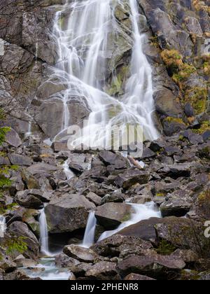 Nardis-Wasserfall (Cascate nardis). Tal Val di Genova im Naturpark Adamello - Brenta in der italienischen Provinz Trentino. Europa, mitteleuropa Stockfoto