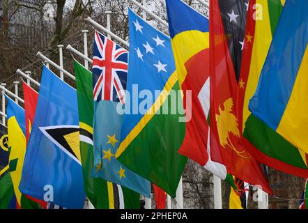 London, England, Großbritannien. Flaggen der Commonwealth-Länder am Parlamentsplatz zum Commonwealth Day, März 13. 2023 Stockfoto