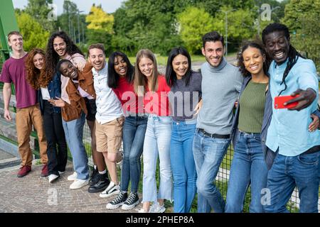 Große Gruppe fröhlicher junger Freunde, die Selfie-Porträts machen, glückliche, vielfältige Leute, die in die Kamera schauen und lächeln, Konzept der Gemeinschaft, Jugendlifest Stockfoto