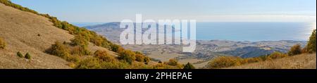 Panoramablick in Richtung Meganom Cape und Kapseltal vom Berg Ai-Georgiy in der Nähe von Sudak, Krim, Russland. Stockfoto