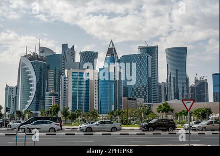 Doha, Katar - 4. Februar 2023: Moderne Stadt Doha, Katar, Naher Osten. Stadtbild mit hohen, modernen Wolkenkratzern. West Bay Geschäftsviertel Stockfoto