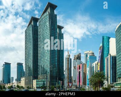 Doha, Katar - 4. Februar 2023: Moderne Stadt Doha, Katar, Naher Osten. Stadtbild mit hohen, modernen Wolkenkratzern. West Bay Geschäftsviertel Stockfoto