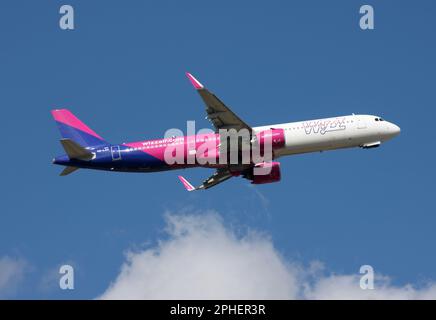 Ein Airbus A321-271NX von Wizz Air verlässt den Flughafen London Gatwick Stockfoto