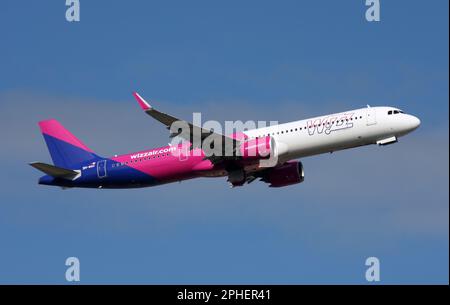 Ein Airbus A321-271NX-271NX von Wizz Air Malta verlässt den Flughafen London Gatwick Stockfoto