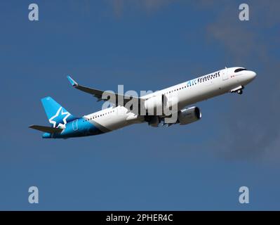 Ein A321-271NX Air Transat fährt vom Flughafen London Gatwick ab Stockfoto