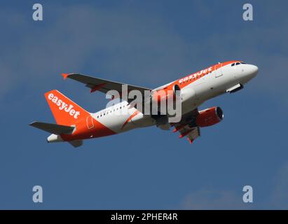 Ein Airbus A319 von easyjet fährt vom Flughafen London Gatwick ab Stockfoto