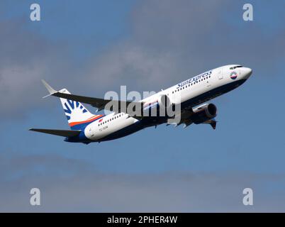 Eine Boeing 737-8 MAX of SunExpress fährt vom Flughafen London Gatwick ab Stockfoto