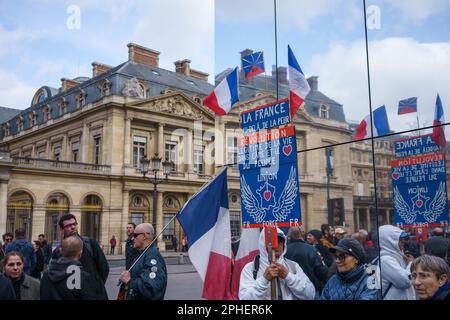 Paris, Frankreich. 25. März 2023. Protest gegen die Rentenreform mit Demonstranten, die vor dem Palais-Royal ein Schild hielten. Stockfoto