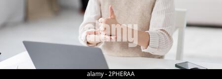 Zugeschnittene Ansicht des Lehrers mit Zeichen, die Hilfe zur Zeichensprache während des Online-Unterrichts zu Hause bedeuten, Banner, Stockbild Stockfoto