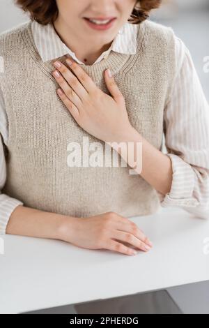 Zugeschnittene Ansicht des Lehrers für Gebärdensprache, der während des Online-Unterrichts bitte auf dem Laptop spricht, Stockbild Stockfoto
