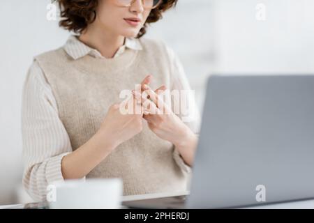 Zugeschnittene Ansicht des Lehrers mit britischem zweihändigem Zeichenalphabet, was Buchstabe f während des Online-Unterrichts bedeutet, Stockbild Stockfoto
