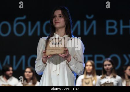 KIEW, UKRAINE - 27. MÄRZ 2023 - die Bekanntgabe der Gewinner in der Nominierung für den persönlichen Beitrag zur Kunst (104 Mitarbeiter des kiew Theaters Stockfoto