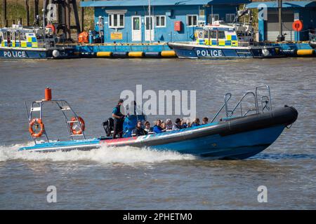 Thames Jet Extreme Passagier-Schnellboot auf der Themse vorbei an Wapping River Police Station, London, Großbritannien Stockfoto