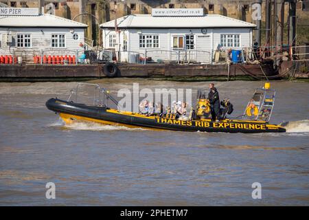 Thames Rib Experience Passagier Schnellboot vorbei am Wapping Pier, River Thames, London, Großbritannien Stockfoto