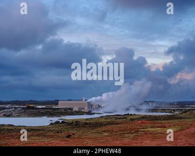 Reykjanesvirkjun, ein geothermisches Kraftwerk im geothermischen Feld Gunnuhver auf der europäischen Halbinsel Reykjanes, Nordeuropa, Island Stockfoto