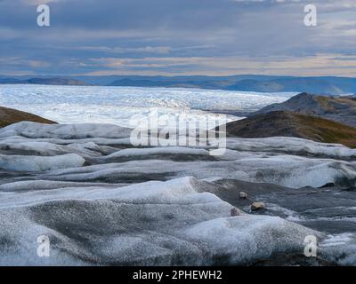 Blick in Richtung Terminal Moraine und Foreland der Eisdecke. Das braune Sediment auf dem Eis entsteht durch das schnelle Schmelzen des Eis Stockfoto