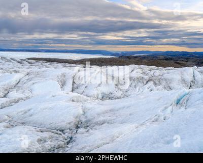 Blick in Richtung Terminal Moraine und Foreland der Eisdecke. Das braune Sediment auf dem Eis entsteht durch das schnelle Schmelzen des Eis Stockfoto