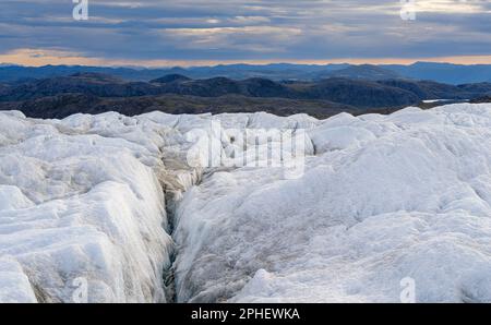 Blick in Richtung Terminal Moraine und Foreland der Eisdecke. Das braune Sediment auf dem Eis entsteht durch das schnelle Schmelzen des Eis Stockfoto