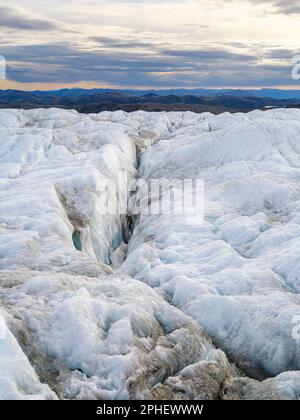 Blick in Richtung Terminal Moraine und Foreland der Eisdecke. Das braune Sediment auf dem Eis entsteht durch das schnelle Schmelzen des Eis Stockfoto