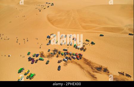 Die Oase Huacachina ist eine natürliche Oase mitten in der Wüste, die sich in der Stadt Ica, Peru befindet. Stockfoto