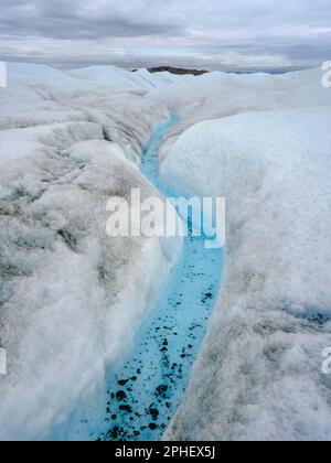 Blick in Richtung Terminal Moraine und Foreland der Eisdecke. Das braune Sediment auf dem Eis entsteht durch das schnelle Schmelzen des Eis Stockfoto