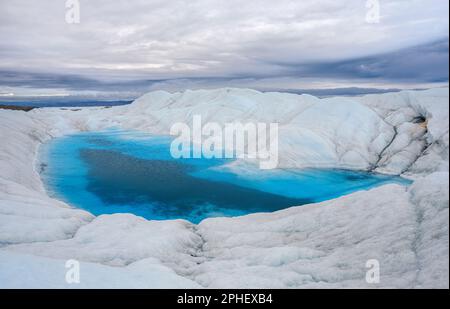 Blick in Richtung Terminal Moraine und Foreland der Eisdecke. Das braune Sediment auf dem Eis entsteht durch das schnelle Schmelzen des Eis Stockfoto