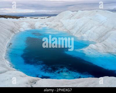 Blick in Richtung Terminal Moraine und Foreland der Eisdecke. Das braune Sediment auf dem Eis entsteht durch das schnelle Schmelzen des Eis Stockfoto