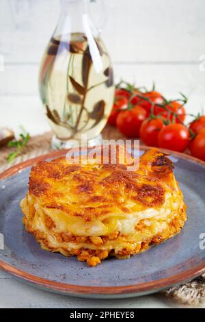 Klassische Lasagne mit zerkleinerter Chiken-Bolognese-Sauce und Béchamel-Sauce Stockfoto