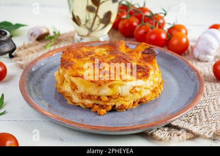 Klassische Lasagne mit zerkleinerter Chiken-Bolognese-Sauce und Béchamel-Sauce Stockfoto