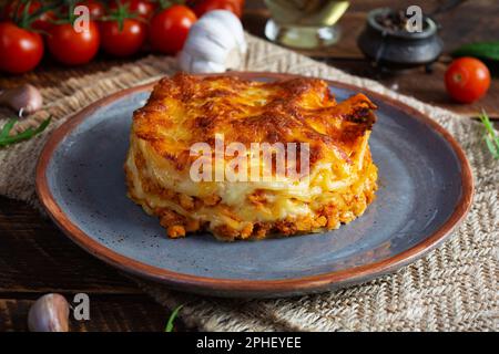 Klassische Lasagne mit zerkleinerter Chiken-Bolognese-Sauce und Béchamel-Sauce Stockfoto