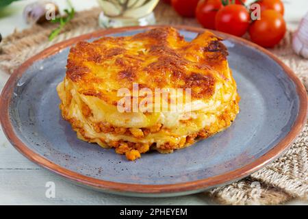 Klassische Lasagne mit zerkleinerter Chiken-Bolognese-Sauce und Béchamel-Sauce Stockfoto