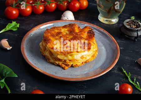 Klassische Lasagne mit zerkleinerter Chiken-Bolognese-Sauce und Béchamel-Sauce Stockfoto