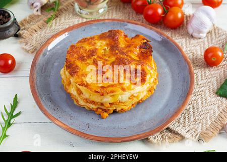 Klassische Lasagne mit zerkleinerter Chiken-Bolognese-Sauce und Béchamel-Sauce Stockfoto